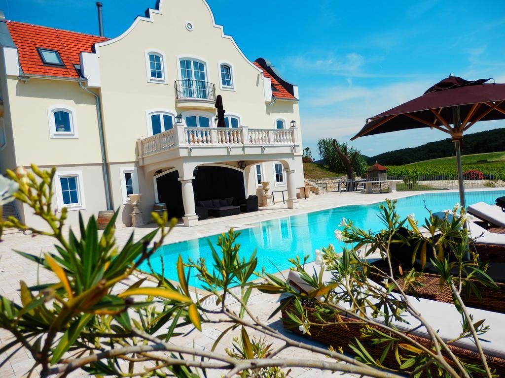 Liszkay Borkuria Hotel Monoszlo Exterior photo